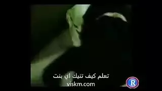 فتاة محتشمة تتحول لمجنونة: سكس شرجي عربي قوي