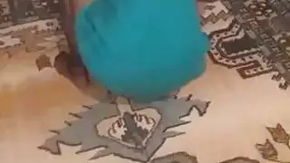 فتاة العزف المنفرد امرأة سمراء ساغي الثدي