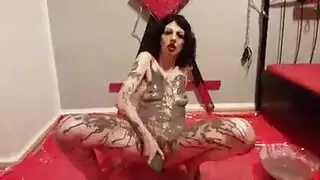 فم الأيدول الإلكتروني مليء بسائل المعجب الساخن