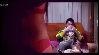 فتاة صغيرة تلحس طز حبيبها