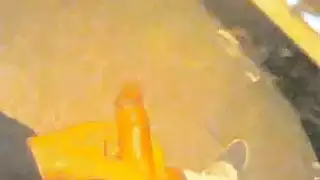 ينيكها بأصبعه و يرضع ثديها كبير