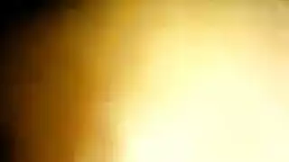 مشهد إباحي: فتاة سمراء تلتهم قضيبًا أسود ضخمًا بالحلق العميق