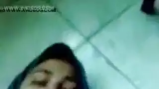 محجبة تتناك في السياره