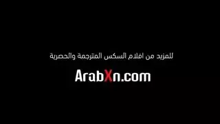امرأة ناضجة تعطي ابنها المراهق درسًا قاسيًا في النيك