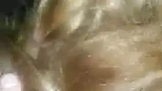 امرأة مثيرة تغوي صديق ابنها لممارسة جنسية إباحية