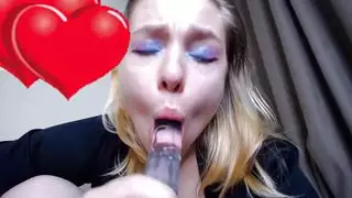 مراهقة ذات أثداء ضخمة في لعبة حلمات صريحة وفعل إباحي