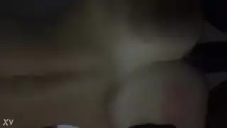 شقراء تأخذ قضيبًا أسود ضخمًا بعمق
