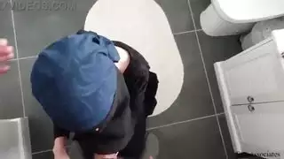 الخادمة المطيعة تتوسل لأن يتم نيك مؤخرتها بقوة