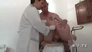 مساعدت الام المريضة