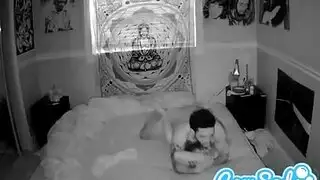 ممارسة جنس ثلاثية ثنائية الميول ولعبة جنسية عملاقة