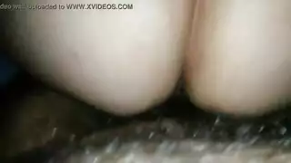 جزائرية مغرية تركب بقوة وتأخذه بعمق في طيزها الكبيرة